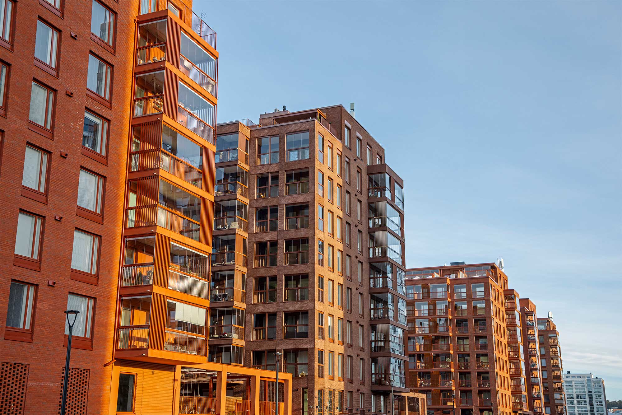 Solen som lyser på en modern byggnad