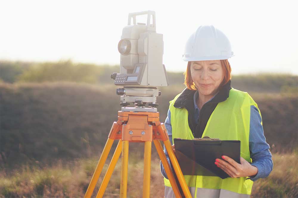 En kvinna som utför en mätning