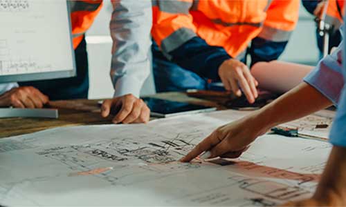 Konsulter som diskuterar ett projekt